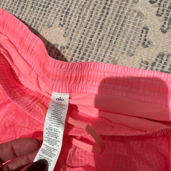 ALO YOGA Bubblegum Pink GAME TIME SHORTS - L - Picture 4 of 6